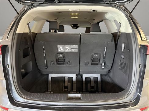 Used 2022 Kia Carnival LX image 14
