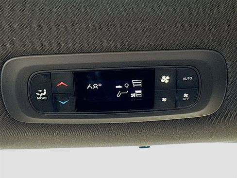 Used 2025 Chrysler Pacifica Select image 23