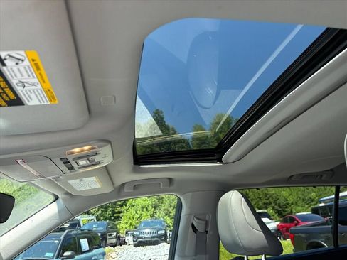 Used 2021 Toyota Highlander XLE AWD/4WD image 13