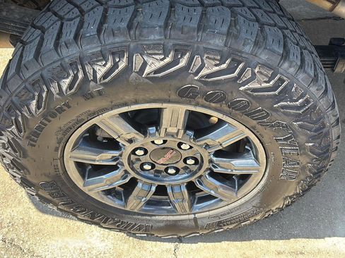 Used 2024 GMC Sierra 1500 AT4X image 12