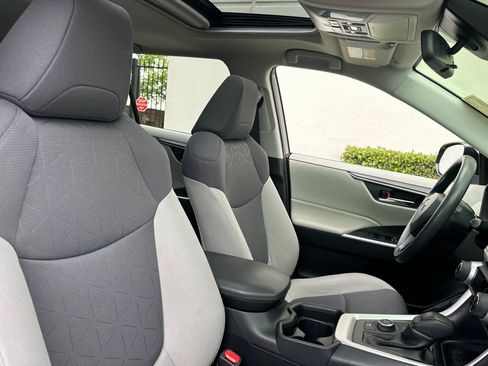 Used 2021 Toyota RAV4 XLE w/ Convenience Package image 30