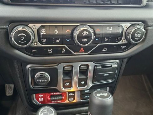 Used 2024 Jeep Wrangler Rubicon w/ Technology Group image 25