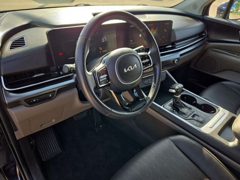 Used 2025 Kia Carnival FWD image 12
