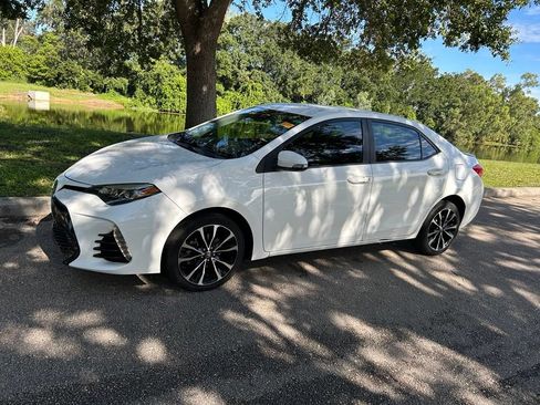 Used 2018 Toyota Corolla SE FWD image 2