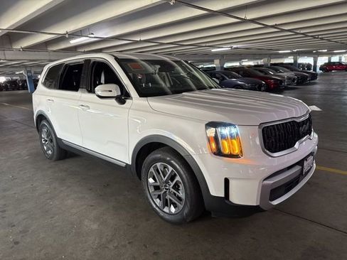 Certified 2024 Kia Telluride LX image 3