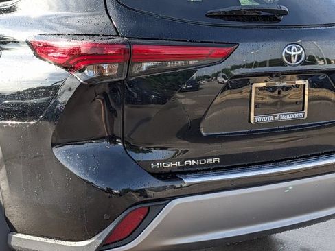 Used 2023 Toyota Highlander Platinum FWD image 7