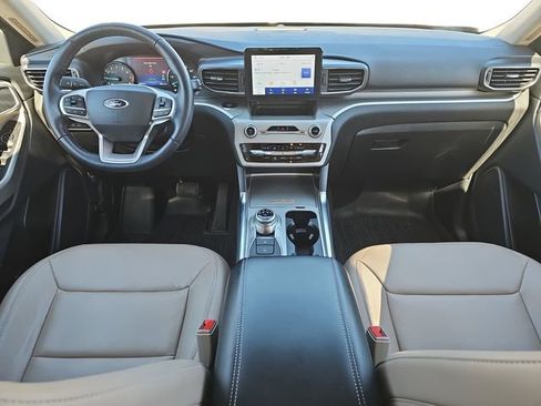 Used 2022 Ford Explorer XLT w/ Equipment Group 202A image 9