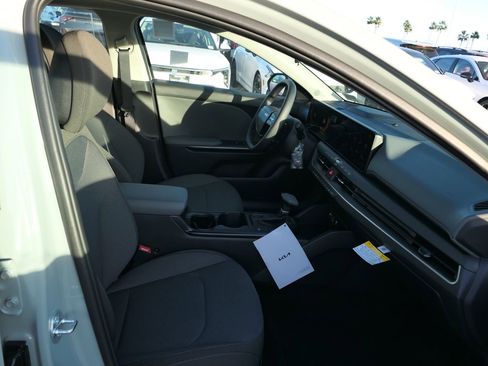 New 2025 Kia K4 LXS image 25
