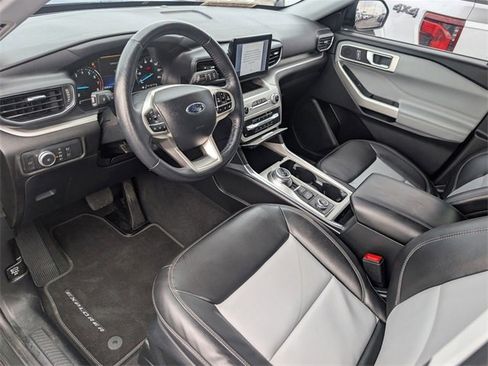 Used 2022 Ford Explorer XLT w/ Equipment Group 202A image 9
