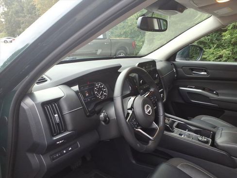 Used 2022 Nissan Pathfinder SL image 10