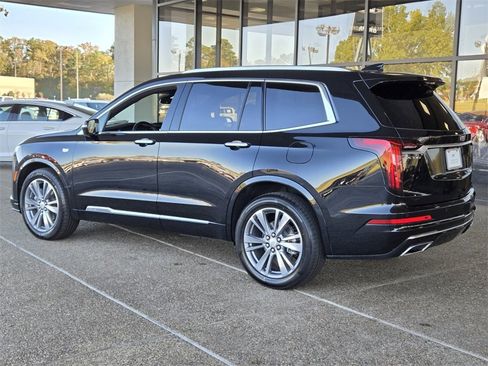 Used 2025 Cadillac XT6 Premium Luxury image 4