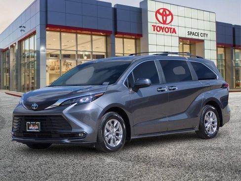 Certified 2025 Toyota Sienna XLE FWD image 2