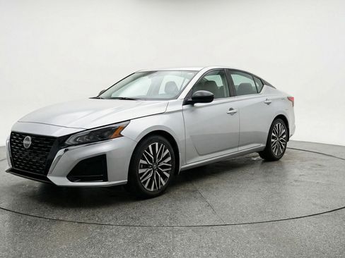 Used 2025 Nissan Altima 2.5 SV image 3