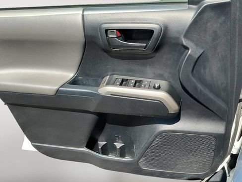 Used 2018 Toyota Tacoma SR5 RWD image 11