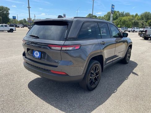 Used 2025 Jeep Grand Cherokee Altitude AWD/4WD image 6