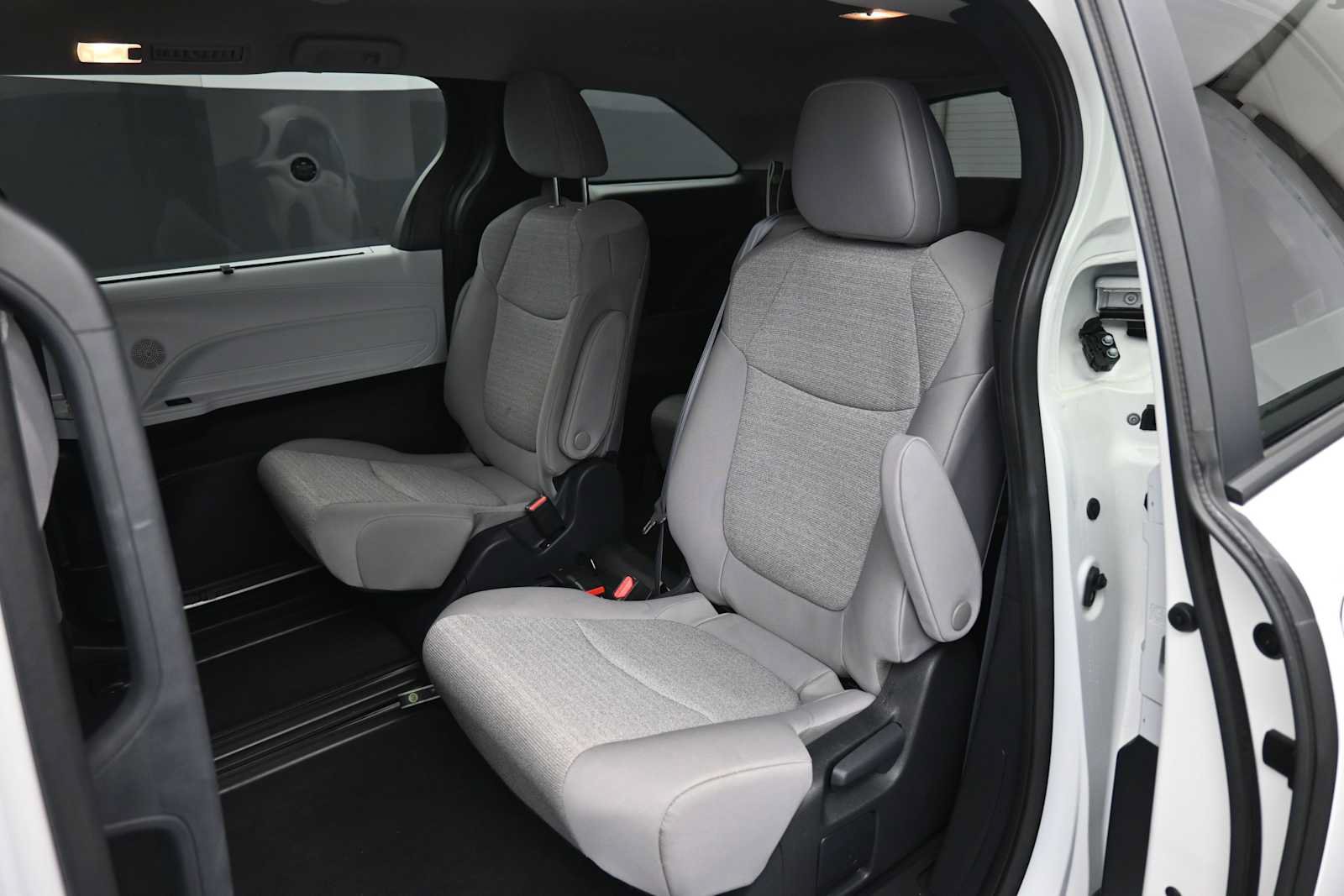 Certified 2025 Toyota Sienna LE FWD image 21