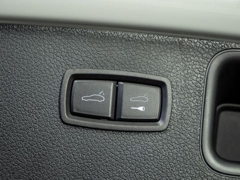 Certified 2024 Porsche Macan AWD/4WD image 32