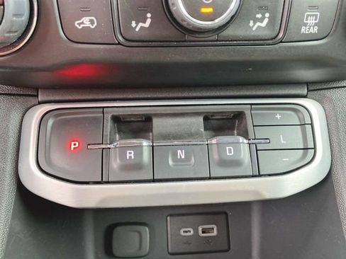 Used 2023 GMC Acadia SLE image 15