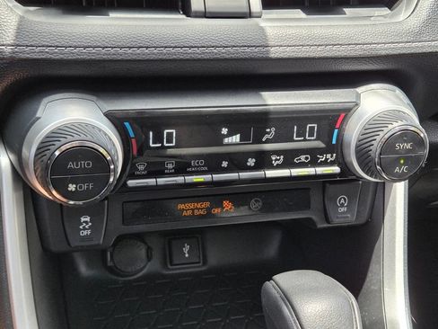 Used 2021 Toyota RAV4 XLE w/ Convenience Package FWD image 28