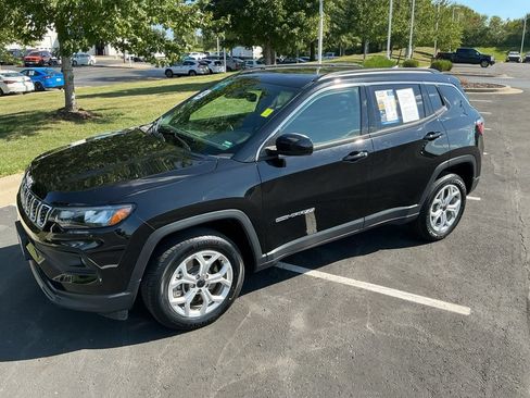 Used 2025 Jeep Compass Latitude w/ Sun & Sound Group AWD/4WD image 5