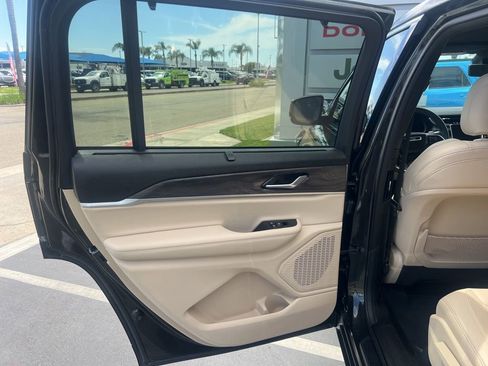 Used 2023 Jeep Grand Cherokee L Limited w/ Luxury Tech Group II AWD/4WD image 38