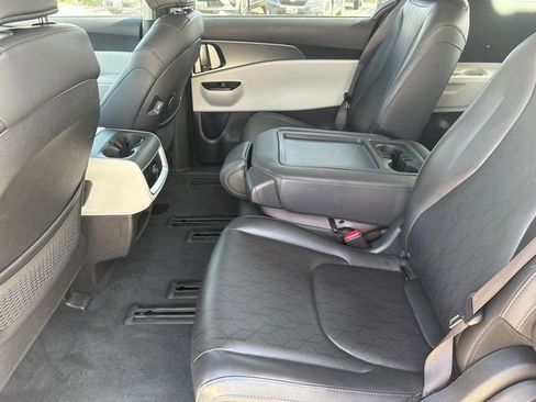 Used 2022 Kia Carnival LX image 29