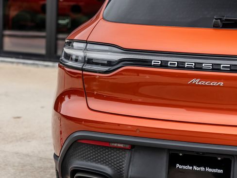 Certified 2022 Porsche Macan AWD/4WD image 13