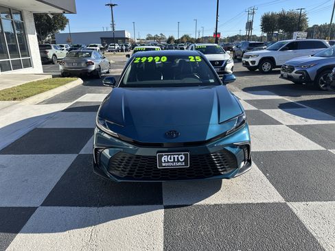 Used 2025 Toyota Camry SE image 2