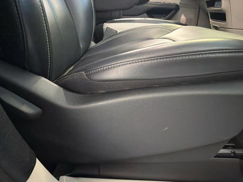 Used 2023 Chrysler Pacifica Touring-L image 31