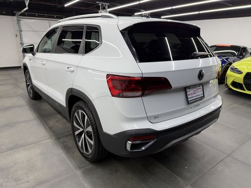 Used 2023 Volkswagen Taos SE w/ Panoramic Sunroof Package image 4