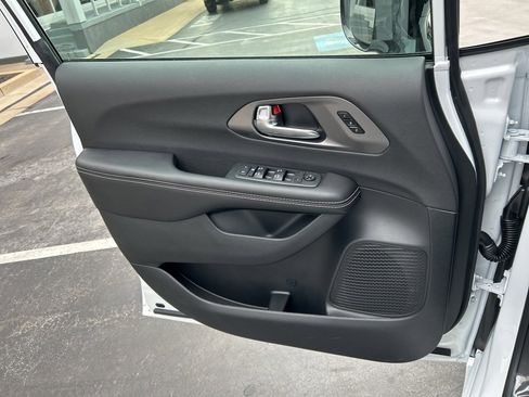 New 2026 Chrysler Pacifica Select AWD/4WD image 19
