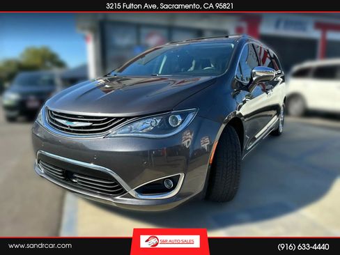 Used 2018 Chrysler Pacifica Limited w/ Advanced Safetytec Group image 1