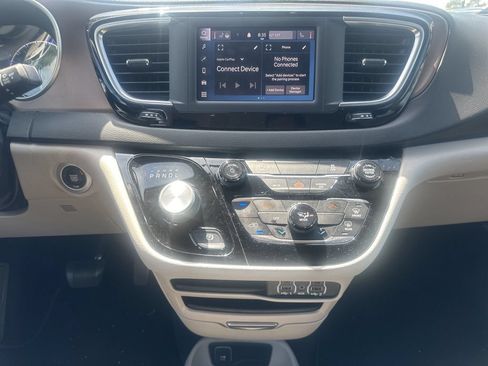 Used 2022 Chrysler Voyager LX FWD image 25