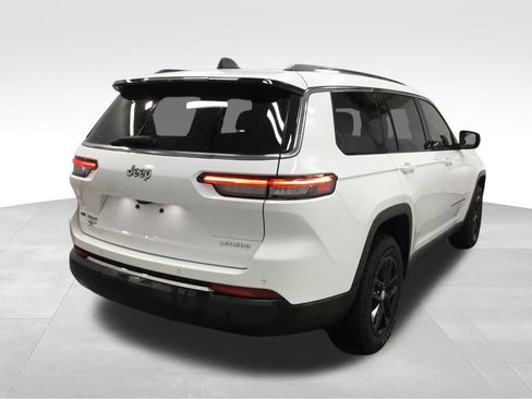 Used 2022 Jeep Grand Cherokee L Laredo w/ Luxury Tech Group I AWD/4WD image 15