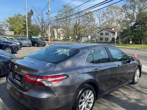 Used 2018 Toyota Camry LE FWD image 5