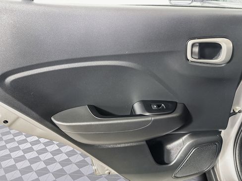 Used 2024 Hyundai Venue SEL image 24