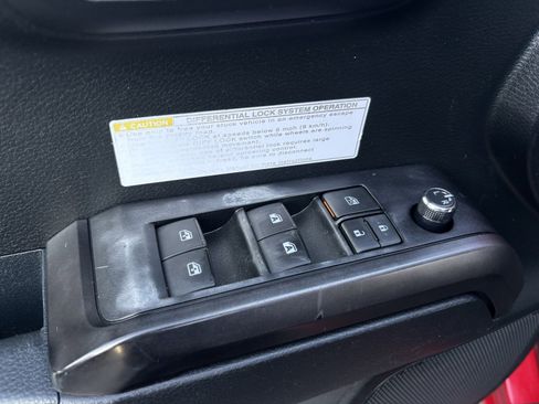 Used 2017 Toyota Tacoma TRD Off-Road image 18