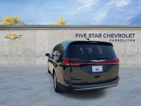 Used 2023 Chrysler Pacifica Touring-L FWD image 7