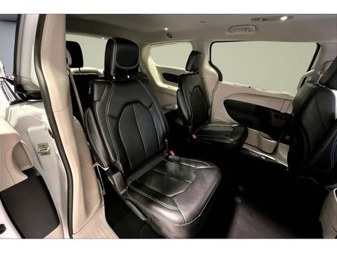 Used 2024 Chrysler Pacifica Touring-L image 27