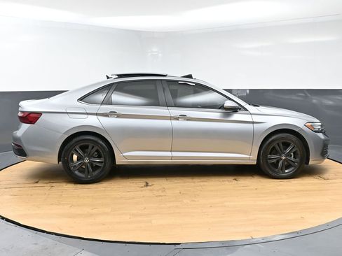 Used 2023 Volkswagen Jetta SE w/ Panoramic Sunroof Package image 8