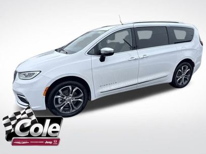 Used 2025 Chrysler Pacifica Pinnacle w/ Trailer Tow Group
