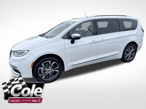 Used 2025 Chrysler Pacifica Pinnacle w/ Trailer Tow Group image 1