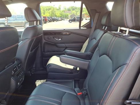 Used 2024 Honda Pilot TrailSport image 6