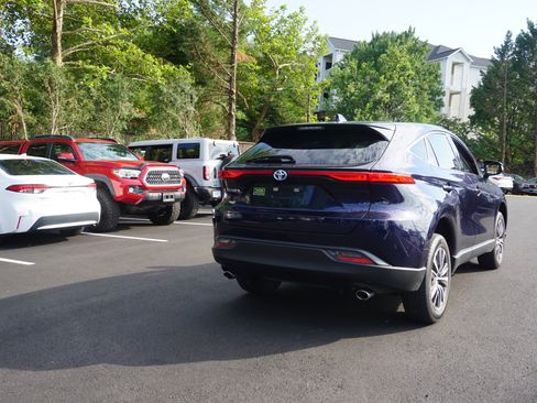 Used 2023 Toyota Venza LE AWD/4WD image 4