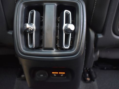 Used 2022 Volvo XC40 T5 Momentum w/ Premium Package image 41