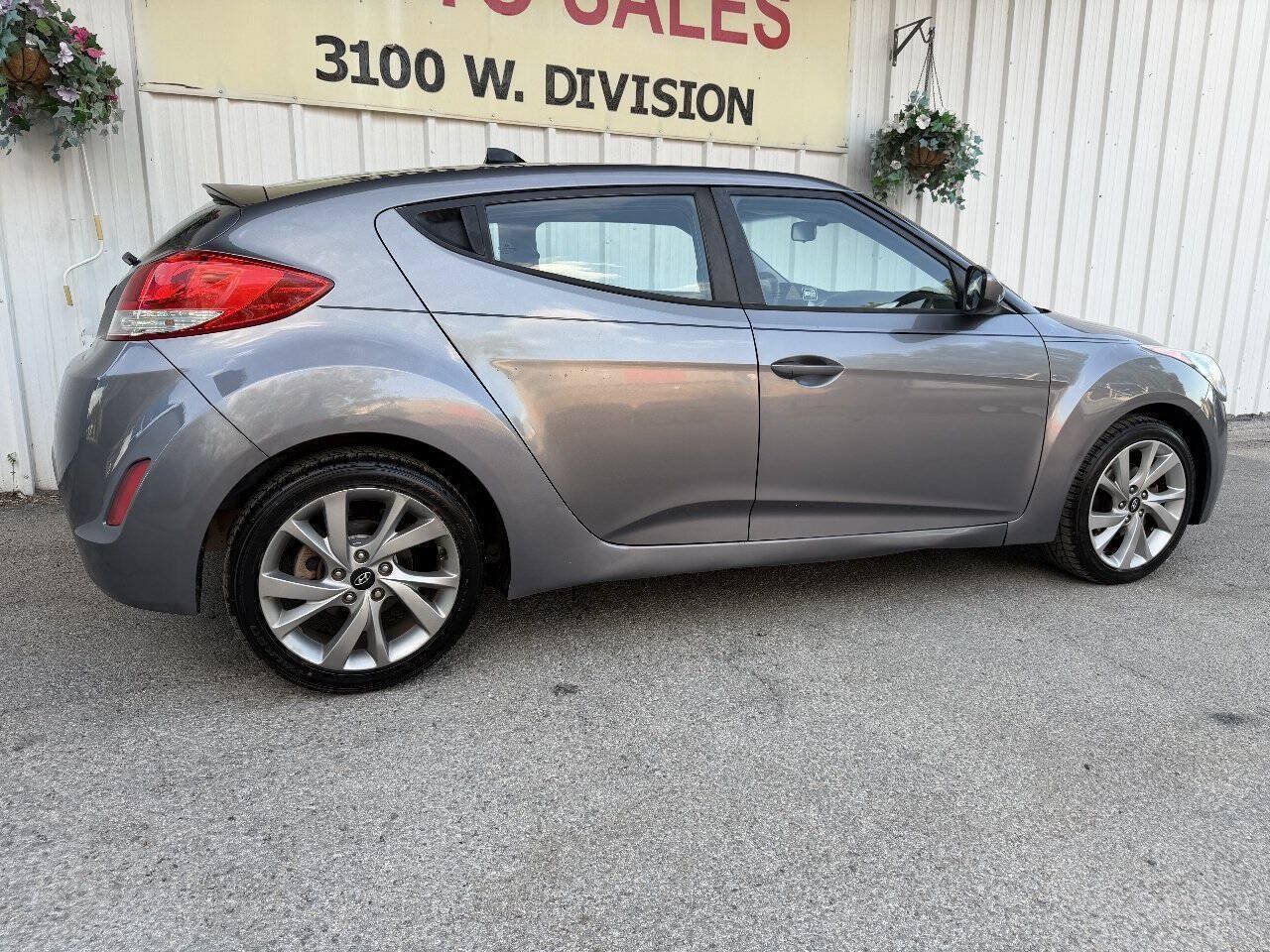 Used 2016 Hyundai Veloster FWD image 3