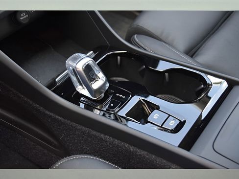 Certified 2025 Volvo XC40 B5 Ultra w/ Protection Package Premier image 24