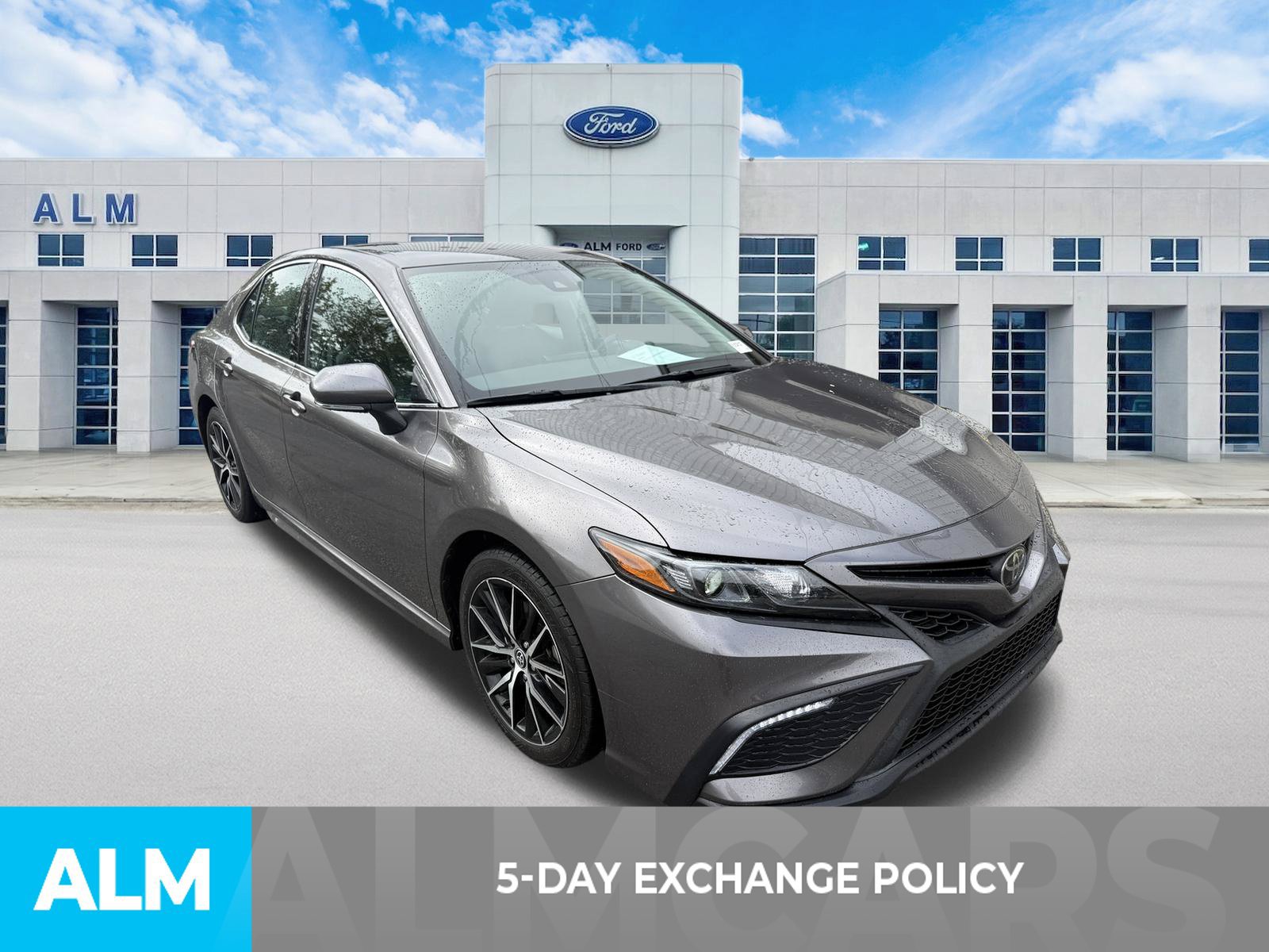 Used 2022 Toyota Camry SE w/ Convenience Package FWD image 3