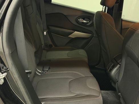 Used 2017 Jeep Cherokee Latitude w/ Cold Weather Group image 15