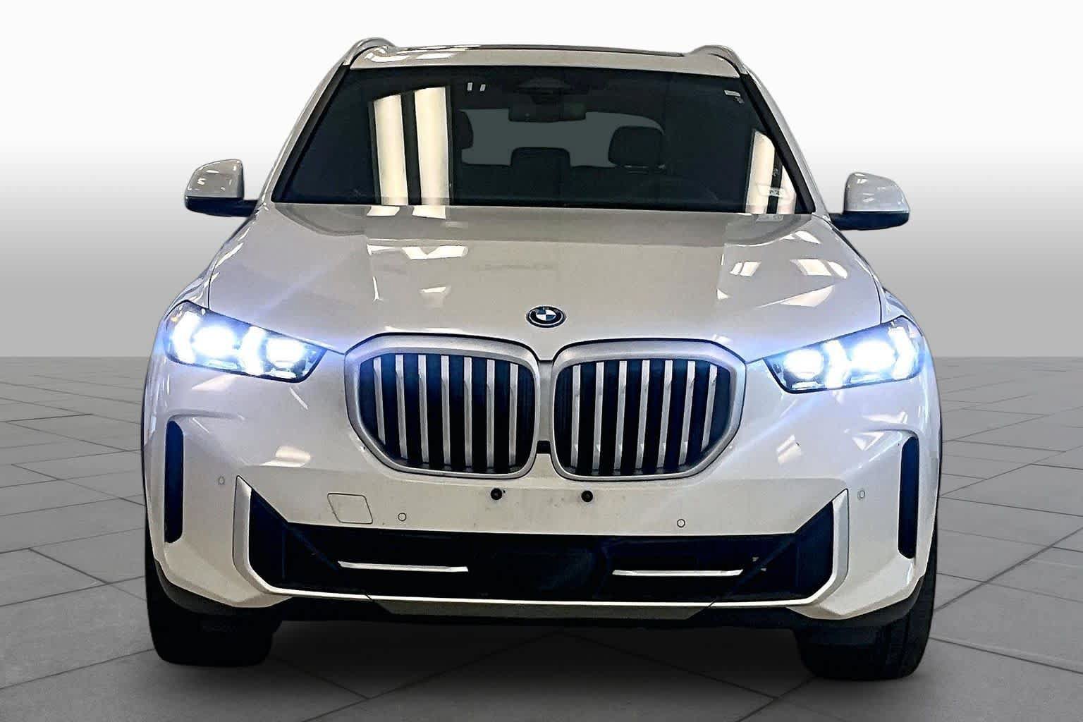 Used 2025 BMW X5 xDrive50e AWD/4WD image 3